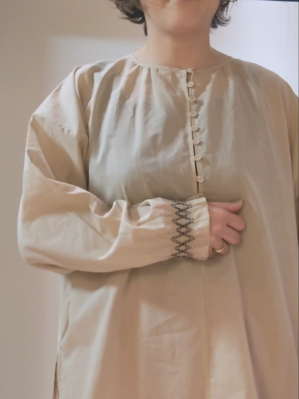 ホワイト系のハンドバッグ、ベージュ系のシャツ/ブラウス、ピンク系のその他パンツを着用したレディースの春コーディネートの5枚目の写真