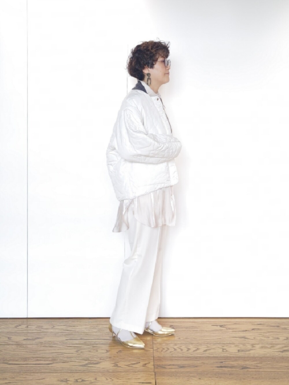 ゴールド系のパンプス、ホワイト系のブルゾン、ホワイト系のその他パンツを着用したレディースの冬コーディネートの2枚目の写真