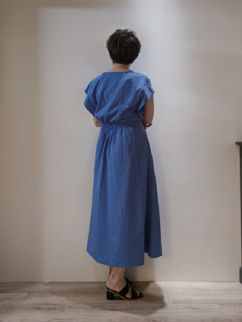 「テチチ(Te chichi)、Te chichi(Te chichi)、ワンピース、ブルー、サンダル、きれいめカジュアル、大人女子、大人コーデ、ロングワンピース、ゆったりコーデ、かごバッグ」｜「Te chichiのサテンリボンすかし編みハット（ハット、ブラック系）」を使った、ますきさん（レディース・165cm）の夏コーディネートの4枚目の写真