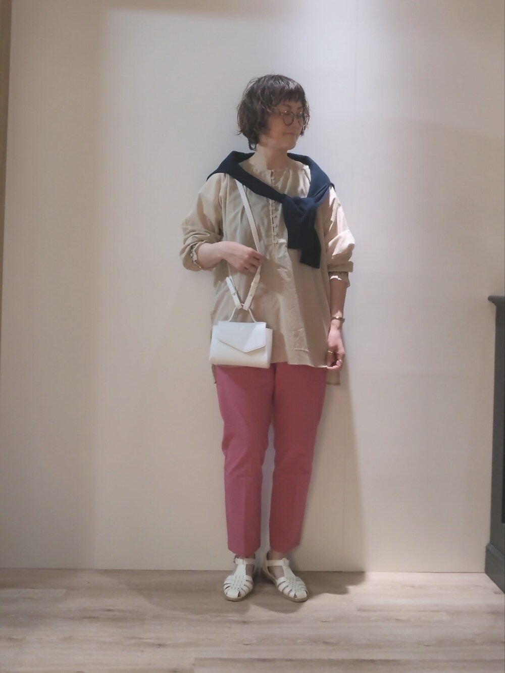 ホワイト系のハンドバッグ、ベージュ系のシャツ/ブラウス、ピンク系のその他パンツを着用したレディースの春コーディネートの2枚目の写真