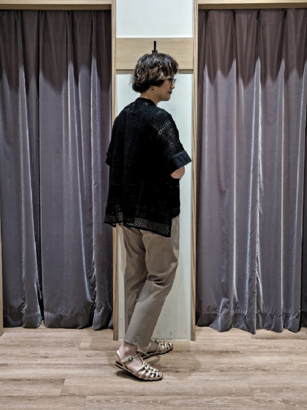 イエロー系のハンドバッグ、ベージュ系のその他パンツ、ブラック系のシャツ/ブラウスを着用したレディースの春コーディネートの4枚目の写真