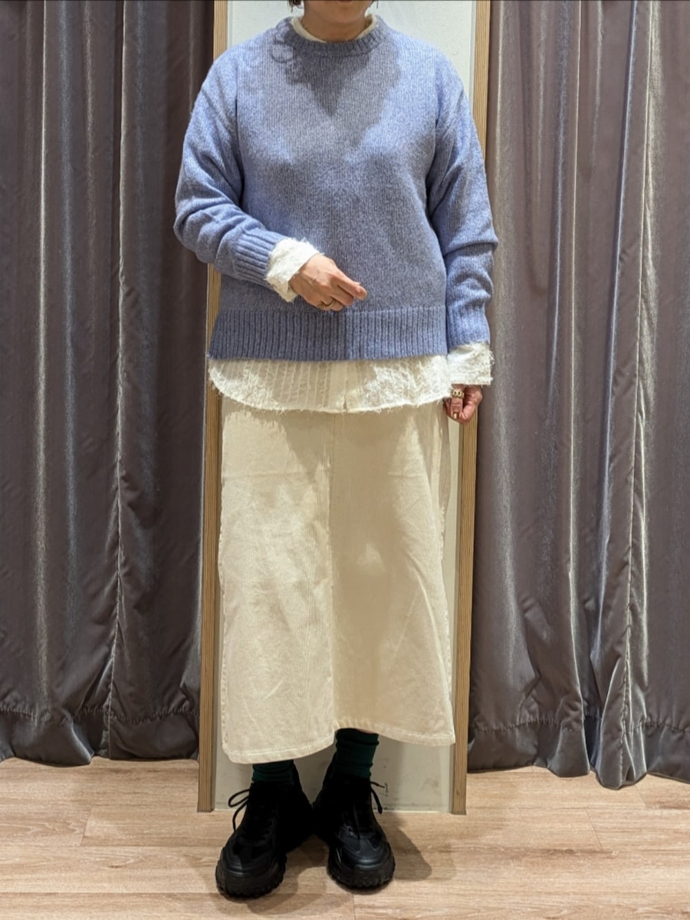 ブルー系のその他アウター、ベージュ系のハンドバッグ、ブラック系のスニーカーを着用したレディースの秋コーディネートの4枚目の写真