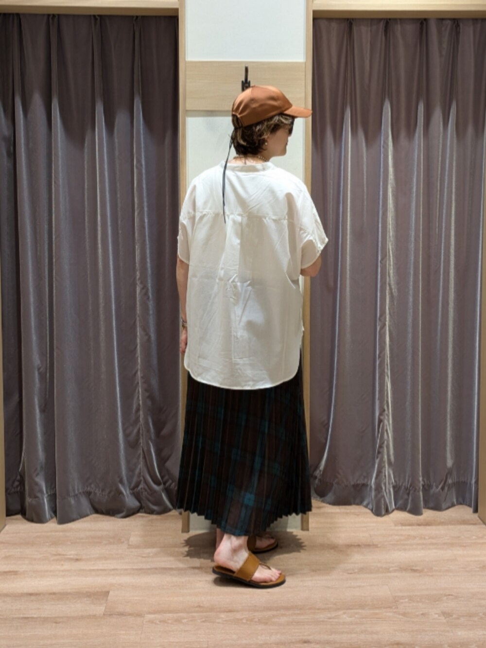 ブラウン系のハンドバッグ、ブラウン系のサンダル、ブラウン系のスカートを着用したレディースの春コーディネートの3枚目の写真