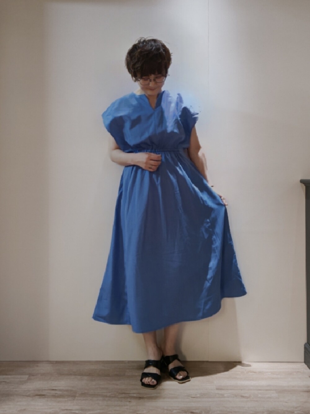 「テチチ(Te chichi)、Te chichi(Te chichi)、ワンピース、ブルー、サンダル、きれいめカジュアル、大人女子、大人コーデ、ロングワンピース、ゆったりコーデ、かごバッグ」｜「Te chichiのサテンリボンすかし編みハット（ハット、ブラック系）」を使った、ますきさん（レディース・165cm）の夏コーディネートの3枚目の写真