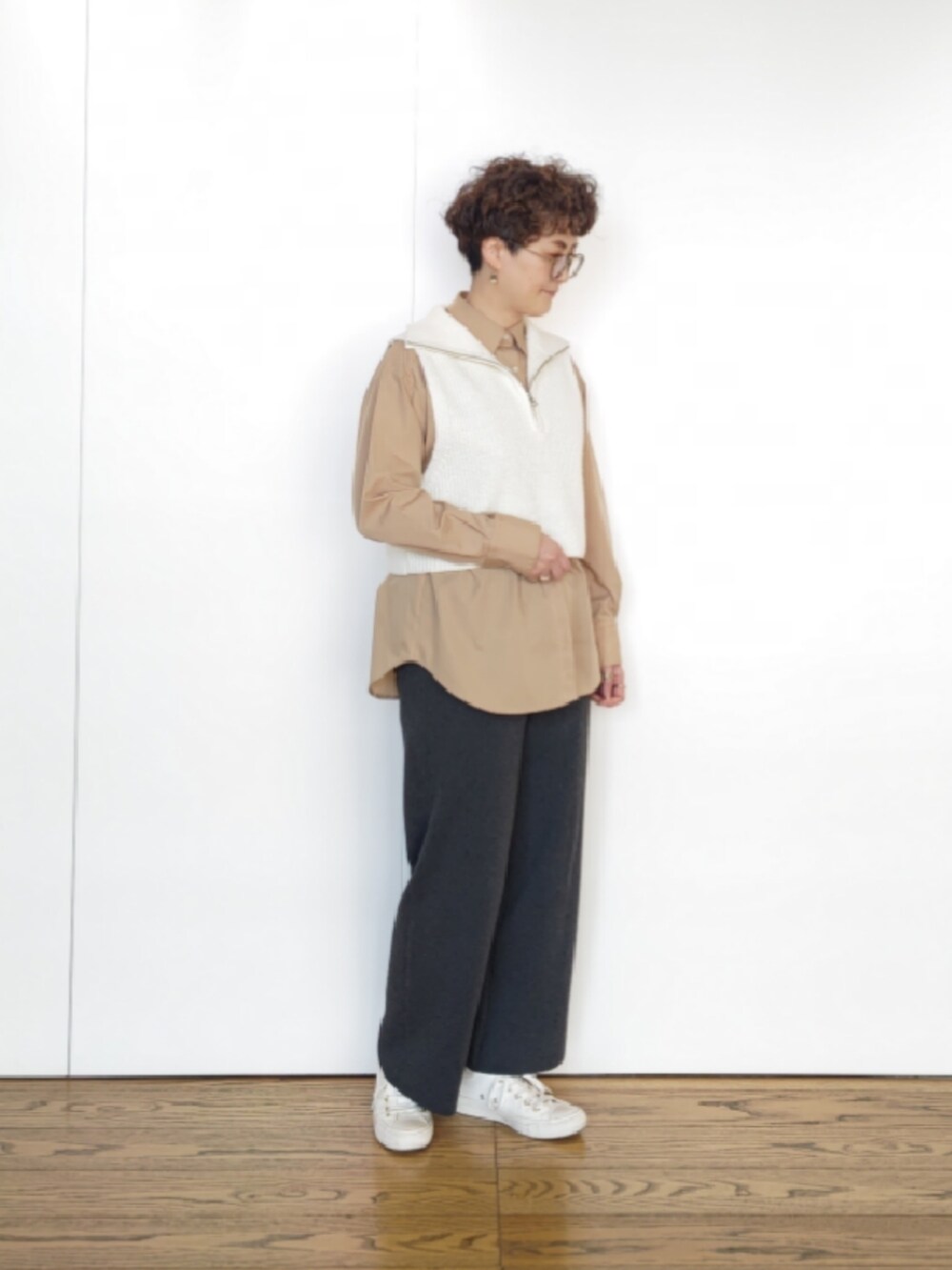 ホワイト系のハンドバッグ、ホワイト系のその他アウター、ベージュ系のシャツ/ブラウスを着用したレディースの冬コーディネートの3枚目の写真