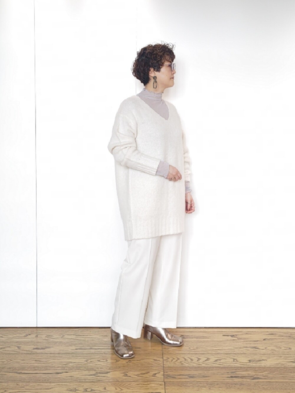 その他のブーツ、イエロー系のその他アウター、ホワイト系のその他パンツを着用したレディースの冬コーディネートの5枚目の写真