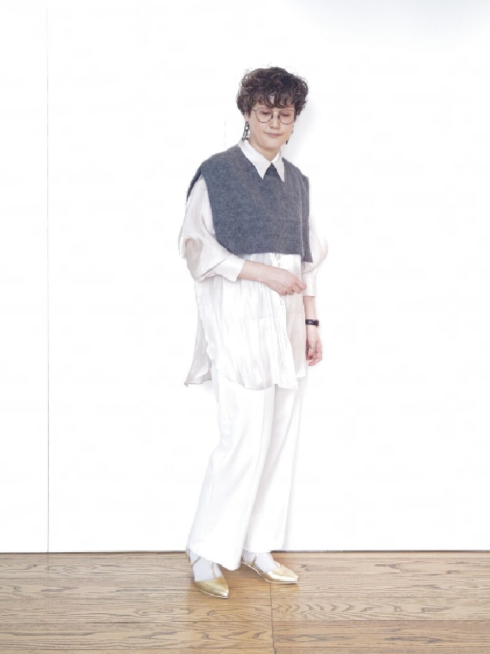 ゴールド系のパンプス、ホワイト系のブルゾン、ホワイト系のその他パンツを着用したレディースの冬コーディネートの4枚目の写真