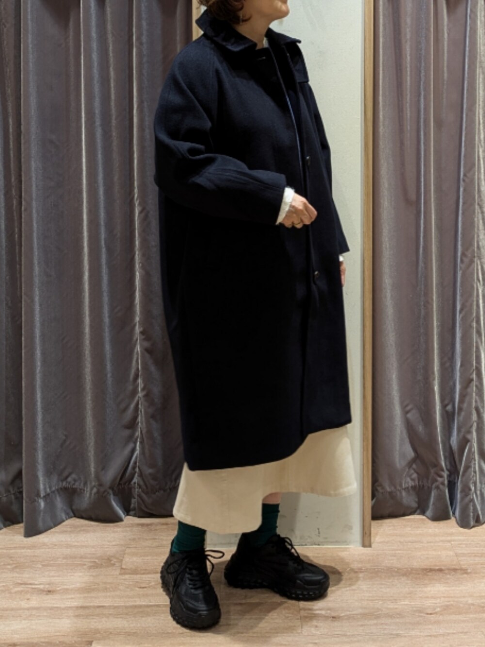 ブルー系のその他アウター、ベージュ系のハンドバッグ、ブラック系のスニーカーを着用したレディースの秋コーディネートの2枚目の写真