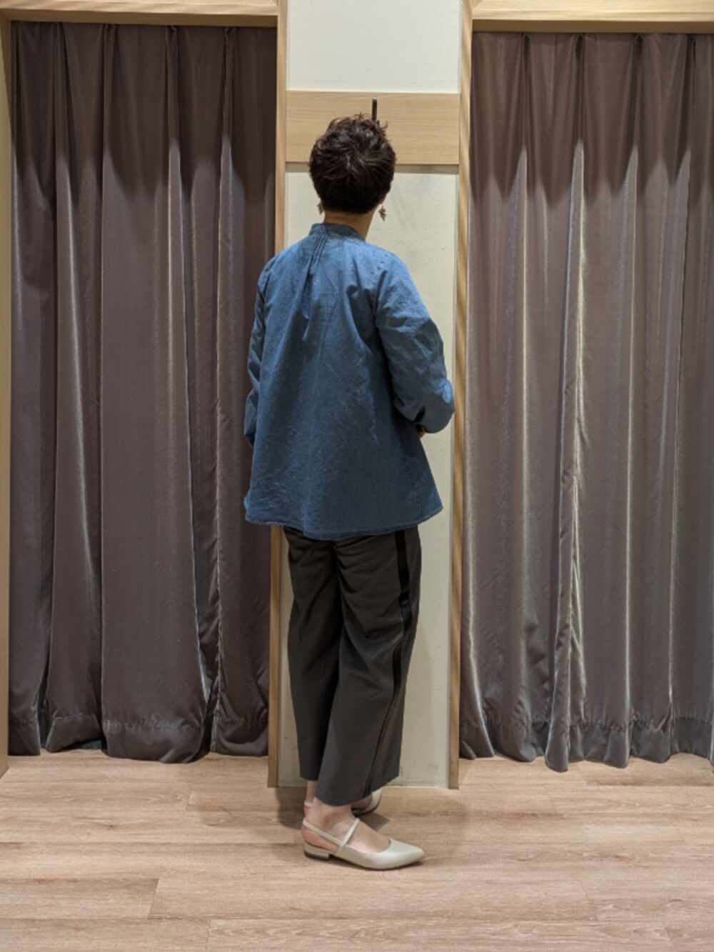 ホワイト系のハンドバッグ、ホワイト系のパンプス、グレー系のその他パンツを着用したレディースの冬コーディネートの4枚目の写真