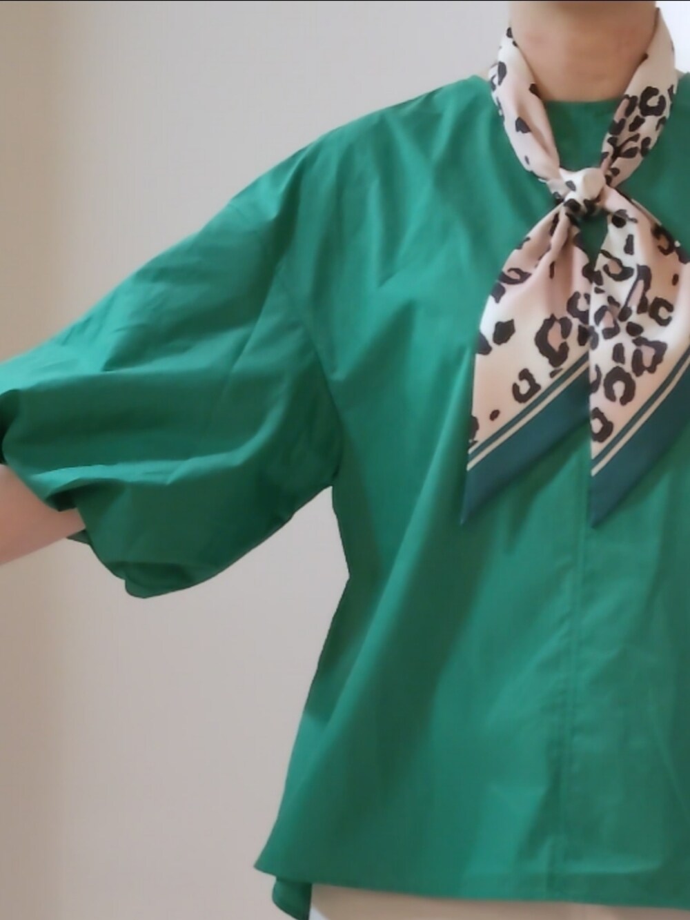 ブラック系のハンドバッグ、ブラック系のサンダル、グリーン系のシャツ/ブラウスを着用したレディースの春コーディネートの2枚目の写真