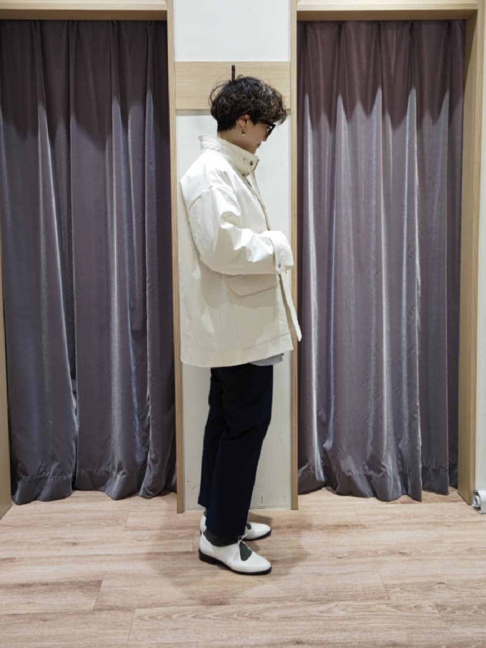 ベージュ系のノーカラージャケット、ホワイト系のドレスシューズ、ピンク系のその他パンツを着用したレディースの冬コーディネートの2枚目の写真