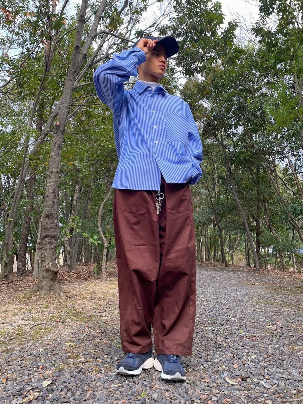 「シンプルコーデ、リラックススタイル、低身長コーデ、キャップ、チノパン、シャツスタイル、NEWBALANCE、パステル映える春、プチプラ、UNIQLO、大学生、スニーカーコーデ、ストライプ、ビッグシルエット」｜「NEW BALANCEのアイテム（スニーカー、ブルー系）」を使った、やゆよさん（メンズ・169cm）の春コーディネートの2枚目の写真