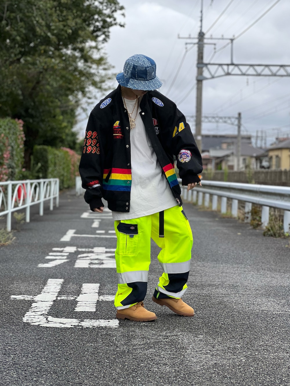 「秋コーデ、カジュアル、古着MIX、古着コーデ、古着男子、perushu、ワークパンツ、蛍光色、Timberland、カンゴール、バケットハット、いいね、save、フォローお願いします🤑、ストリート、腰パン、レーシングジャケット」｜「KANGOLのKANGOL デニム バケットハット（ハット、ブルー系）」を使った、とらさん（メンズ・173cm）の秋コーディネートの2枚目の写真