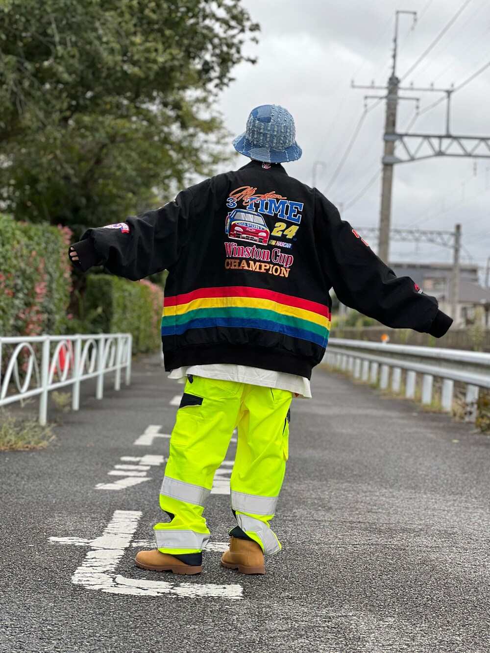 「秋コーデ、カジュアル、古着MIX、古着コーデ、古着男子、perushu、ワークパンツ、蛍光色、Timberland、カンゴール、バケットハット、いいね、save、フォローお願いします🤑、ストリート、腰パン、レーシングジャケット」｜「KANGOLのKANGOL デニム バケットハット（ハット、ブルー系）」を使った、とらさん（メンズ・173cm）の秋コーディネートの3枚目の写真