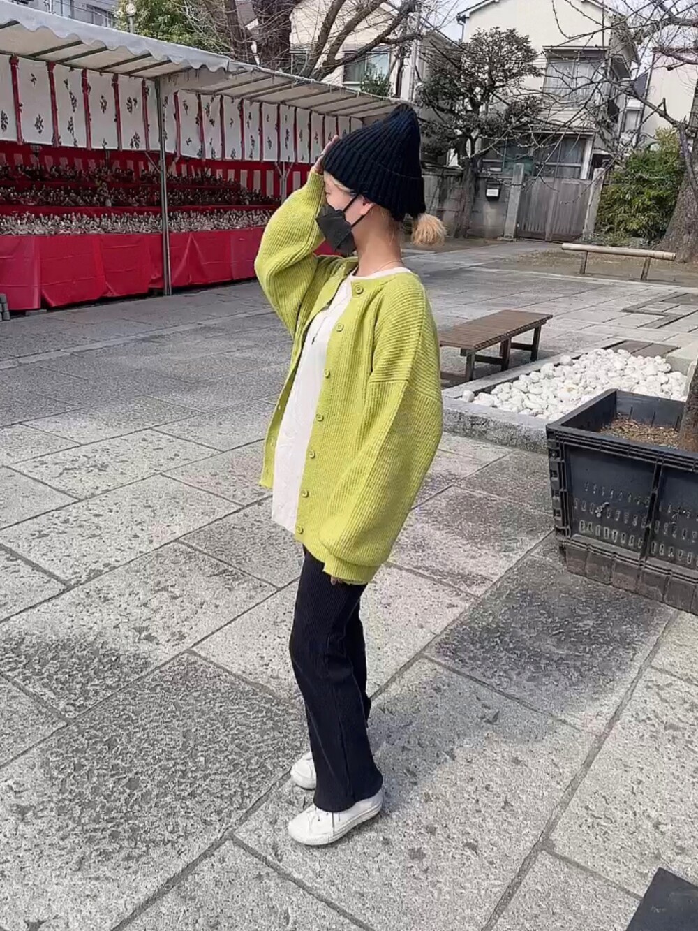 イエロー系のカーディガン/ボレロ、ホワイト系のスニーカーを着用したレディースの春コーディネートの2枚目の写真