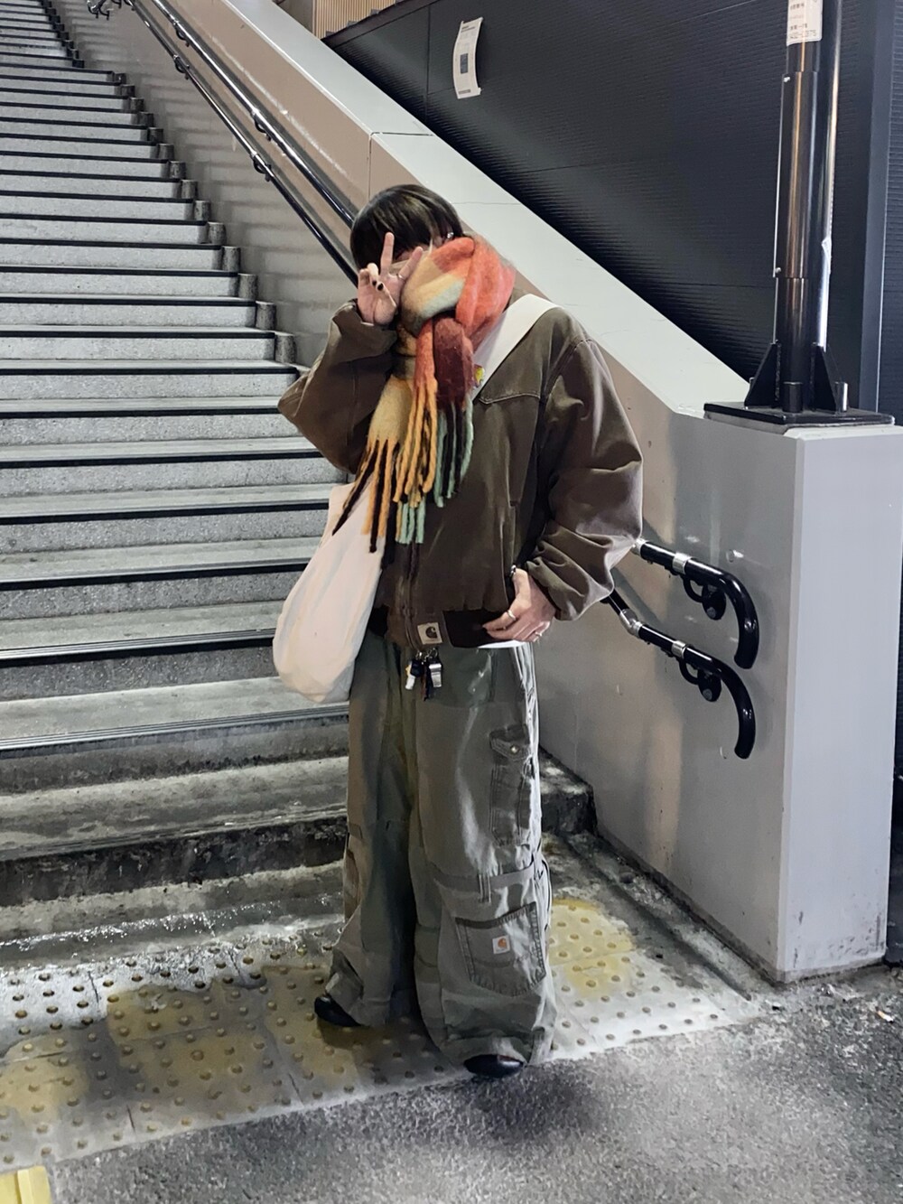 ブラウン系のマフラーを着用したメンズの冬コーディネートの2枚目の写真