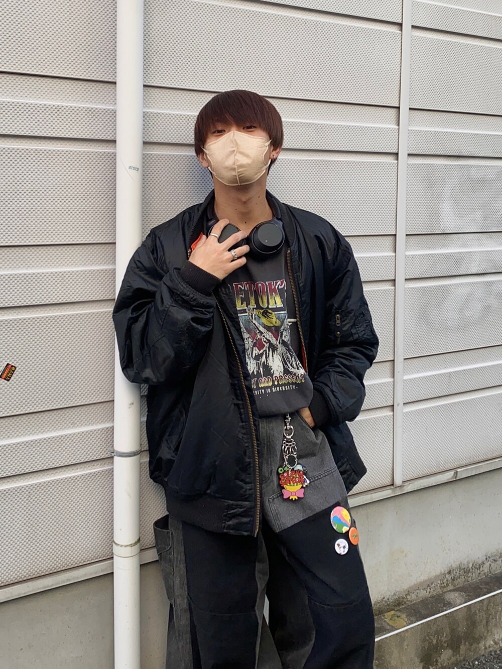 ブラック系のTシャツ/カットソー、ブラック系のスニーカー、ブラック系のデニムパンツを着用したメンズの秋コーディネートの3枚目の写真