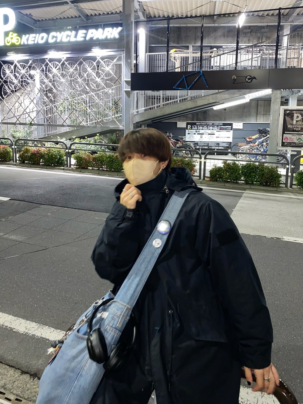 ブラック系のモッズコート、ブラック系のスニーカー、ホワイト系のスウェットパンツを着用したメンズの冬コーディネートの2枚目の写真