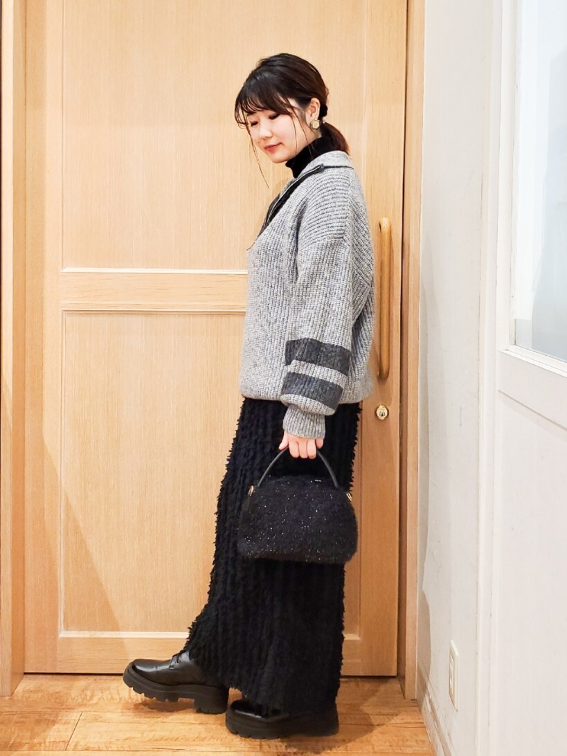 「冬コーデ、ブーツ、ニット、セットアップ、ロングスカート、休日スタイル、タートルネック、着回しコーデ、30代コーデ、ブラックコーデ、ナロースカート、ジップアップニット、シューラルー、ママコーデ、フリンジ」|「SHOO・LA・RUEの【洗える/SS-3L】ちくちくしにくい なめらか リブタートルニット(ニット/セーター、ブラック系)」を使った、Maaaaachanさん(レディース・165cm)の冬コーディネートの2枚目の写真