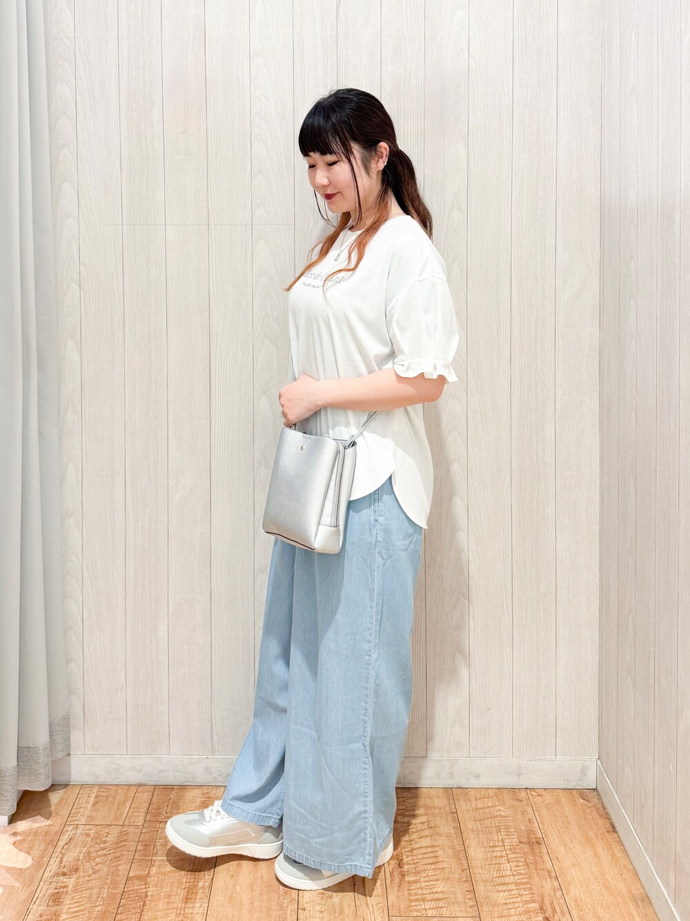 ホワイト系のTシャツ/カットソー、ブルー系のその他パンツ、シルバー系のスニーカーを着用したレディースの春コーディネートの2枚目の写真