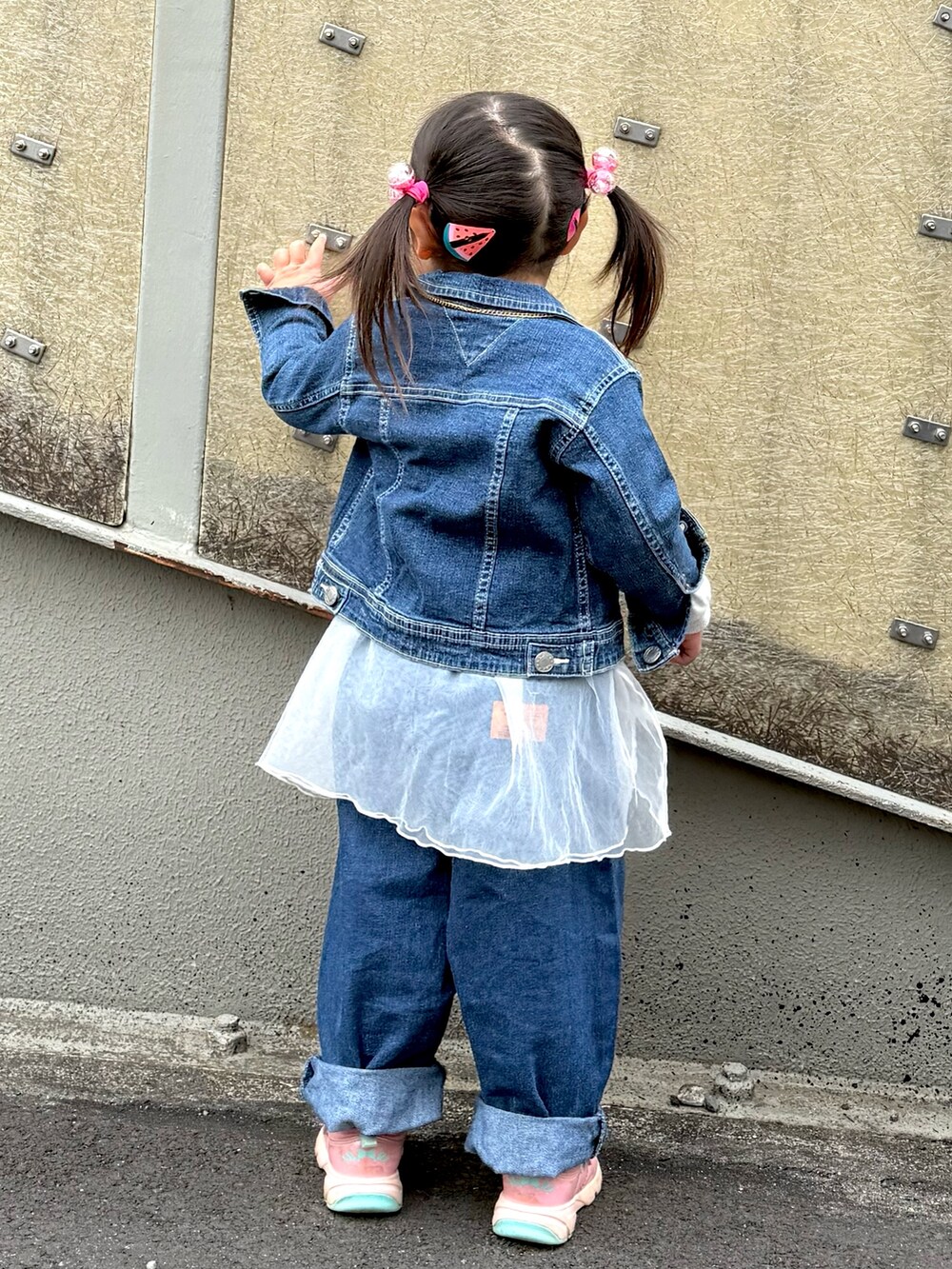 ホワイト系のセットアップ、ブルー系のその他パンツを着用したキッズの春コーディネートの3枚目の写真