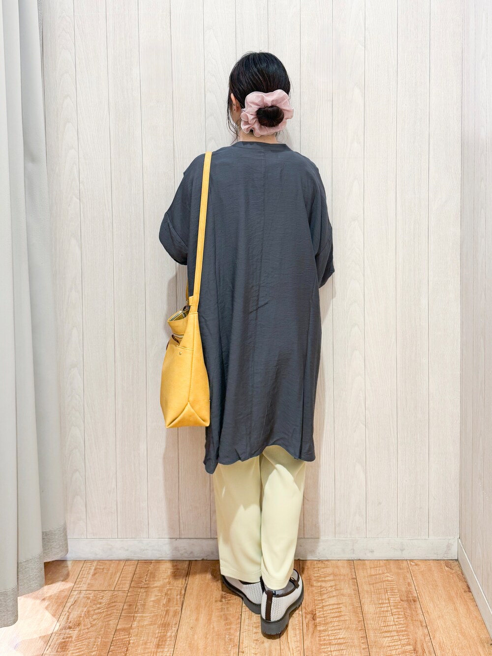 グレー系のチュニック、ブラック系のタンクトップ、イエロー系のその他パンツを着用したレディースの春コーディネートの3枚目の写真