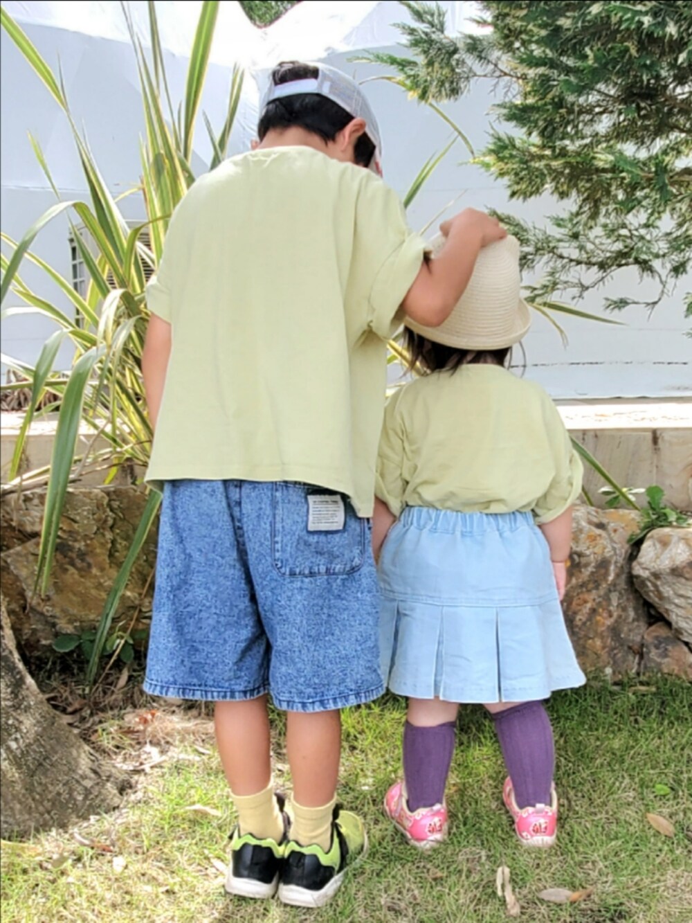 イエロー系のTシャツ/カットソー、ブルー系のその他パンツ、イエロー系のTシャツ/カットソーを着用したキッズの夏コーディネートの2枚目の写真