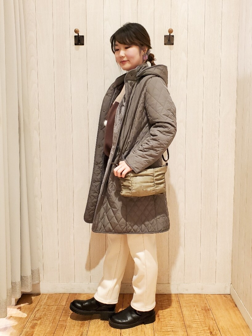 グレー系のその他アウター、ブラウン系のショルダーバッグ、ベージュ系のニット/セーターを着用したレディースの冬コーディネートの2枚目の写真