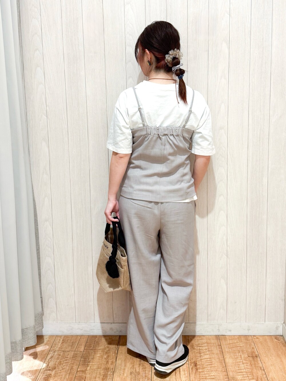 ベージュ系のベスト、ベージュ系のその他パンツ、ホワイト系のTシャツ/カットソーを着用したレディースの春コーディネートの3枚目の写真