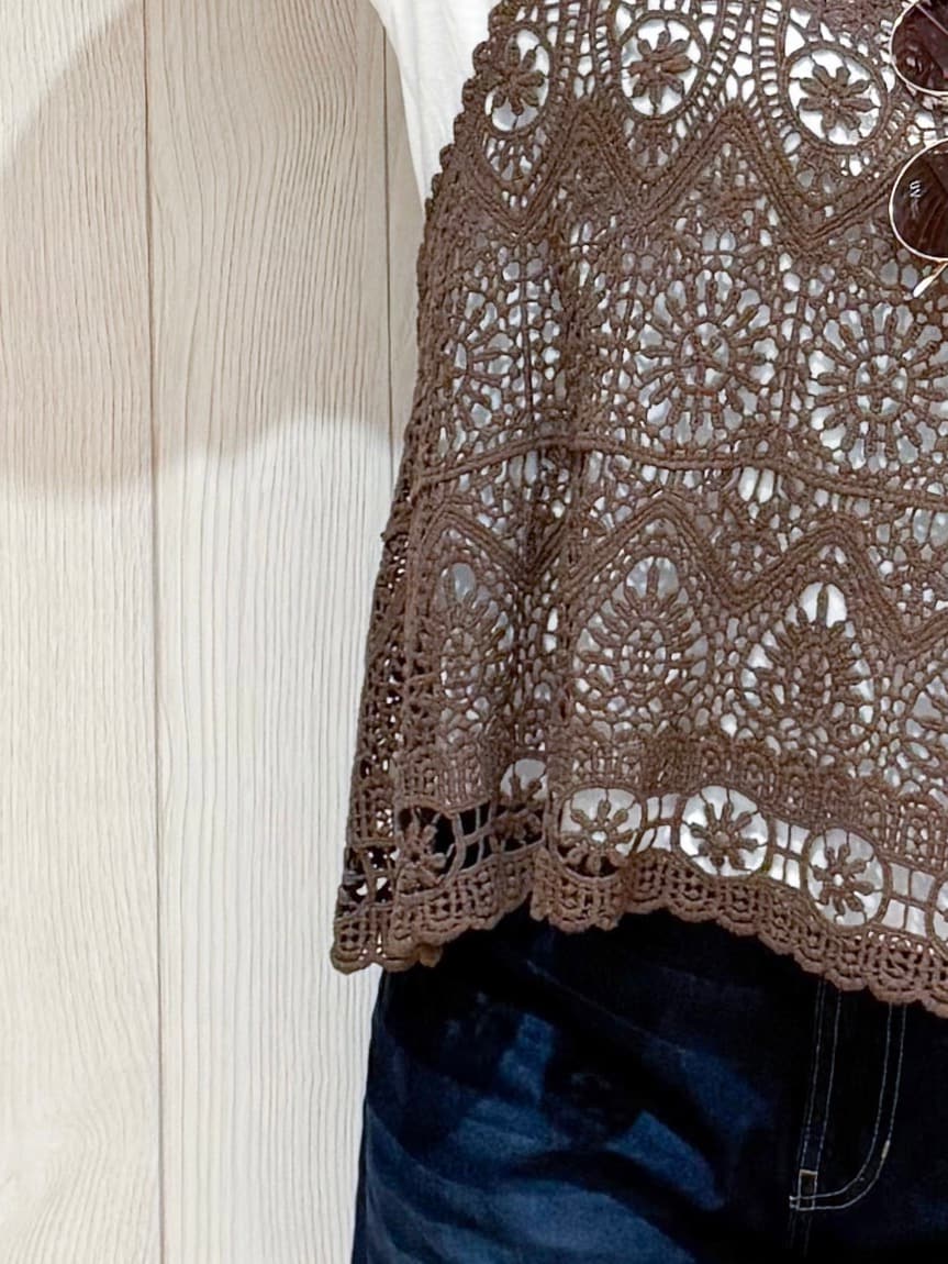 ブルー系のその他パンツ、ブラック系のサンダル、ブラック系のショルダーバッグを着用したレディースの夏コーディネートの5枚目の写真