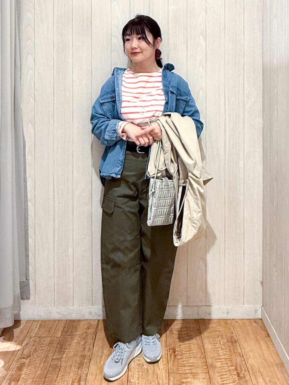 「ジャケット、春コーデ、春めき満開コーデ、デニム、春夏コーデ、カジュアルスタイル、オトナ女子、スニーカー女子、ピンク、レイヤードスタイル、シューラルー、ママファッション、30代コーデ、オトナカジュアル、大人カジュアル」｜「DRESKIPの【S-LL/防花粉/撥水】かわいいもかっこいいも叶える 欲張りマウンテンパーカ（ブルゾン、ベージュ系）」を使った、Maaaaachanさん（骨格ストレート・レディース・165cm）の春コーディネートの4枚目の写真