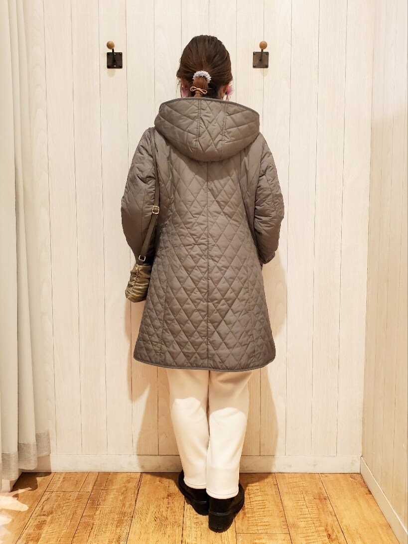 グレー系のその他アウター、ブラウン系のショルダーバッグ、ベージュ系のニット/セーターを着用したレディースの冬コーディネートの3枚目の写真