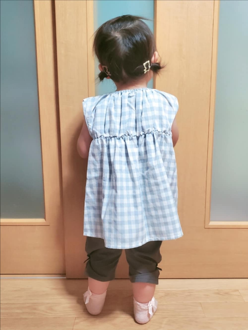 ブルー系のセットアップ、グレー系のその他パンツを着用したキッズの夏コーディネートの3枚目の写真