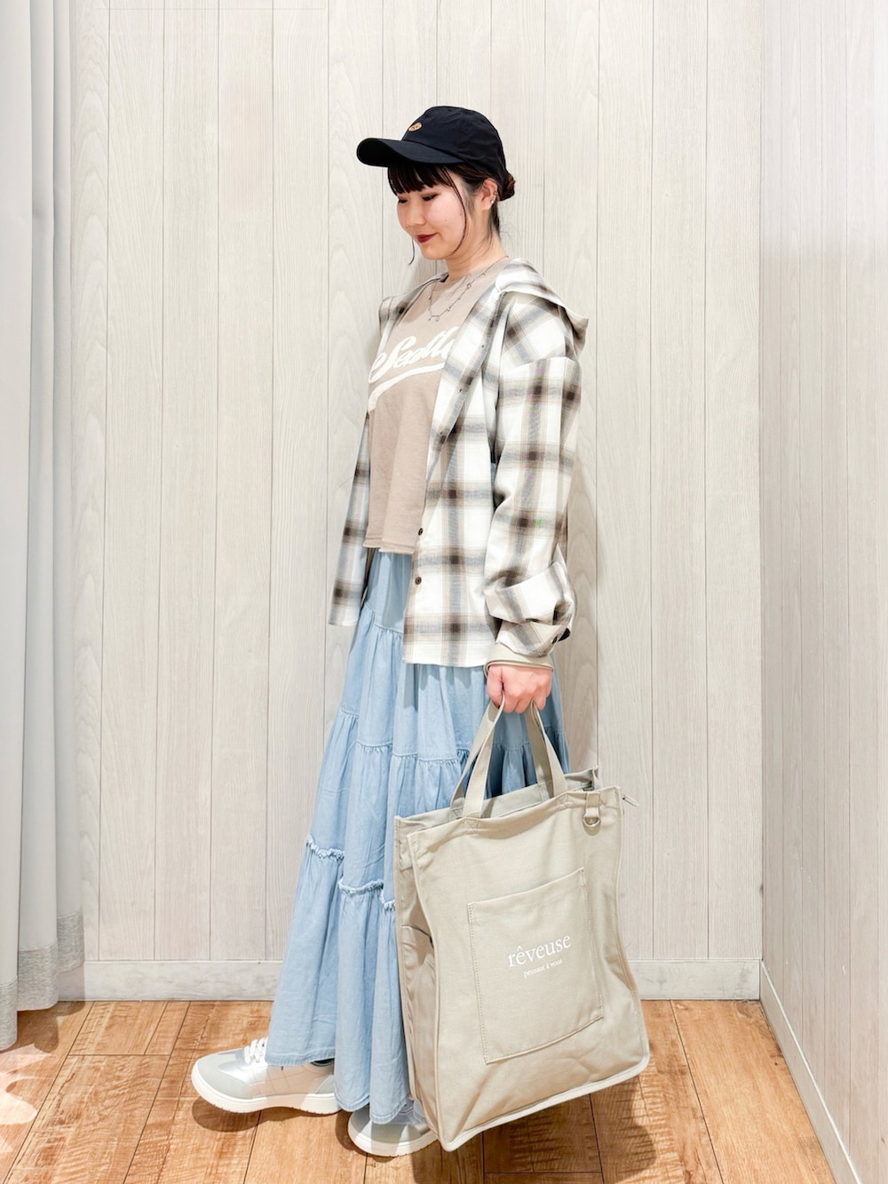 ホワイト系のシャツ/ブラウス、ブラウン系のスウェット、ブルー系のデニムスカートを着用したレディースの春コーディネートの2枚目の写真