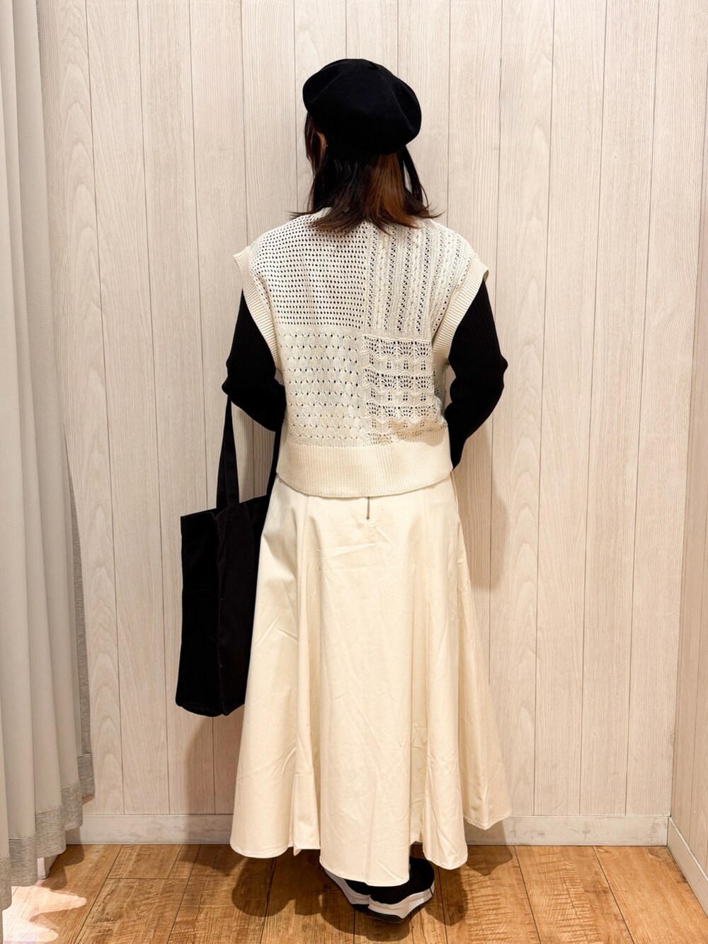 「春色、プチプラ、春服、レイヤードスタイル、モノトーン、大人カジュアルコーデ、オトナカワイイ、大人可愛い、フレアスカート、ベスト、シューラルー、30代コーデ、ママファッション、カジュアルガーリー」｜「SHOO・LA・RUEのサーモベレー帽（ハンチング/ベレー帽、ブラック系）」を使った、Maaaaachanさん（骨格ストレート・レディース・165cm）の春コーディネートの3枚目の写真