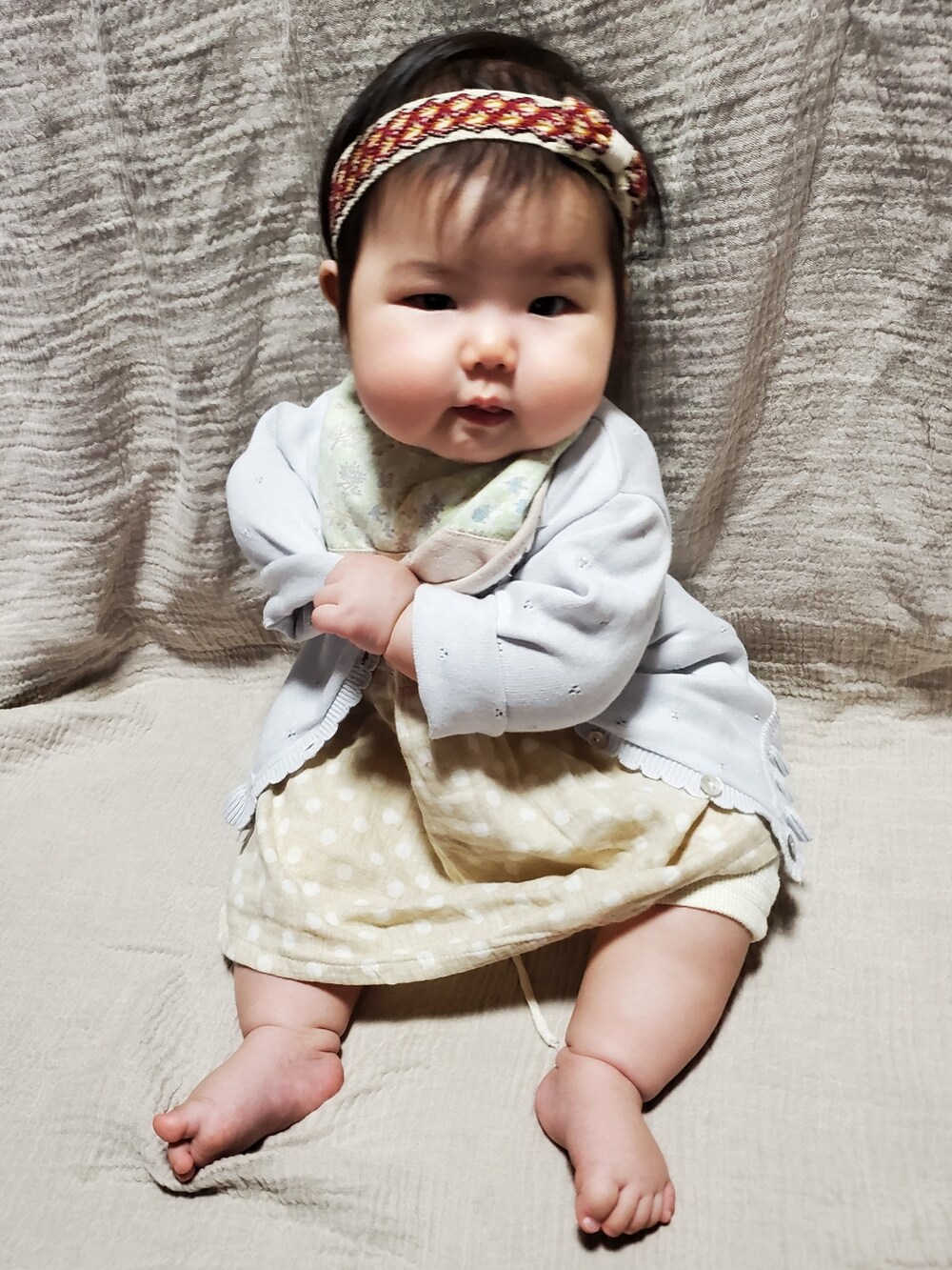「韓国子供服、カーディガン、秋コーデ、淡色コーデ、ヘアバンド、ワンピース、ニット、女の子コーデ、女の子ベビー、赤ちゃんコーデ、ベビーコーデ、ベージュ、カジュアル」｜「韓国子供服のアイテム（ワンピース、ベージュ系）」を使った、Maaaaachanさん（キッズ・70cm）の秋コーディネートの3枚目の写真