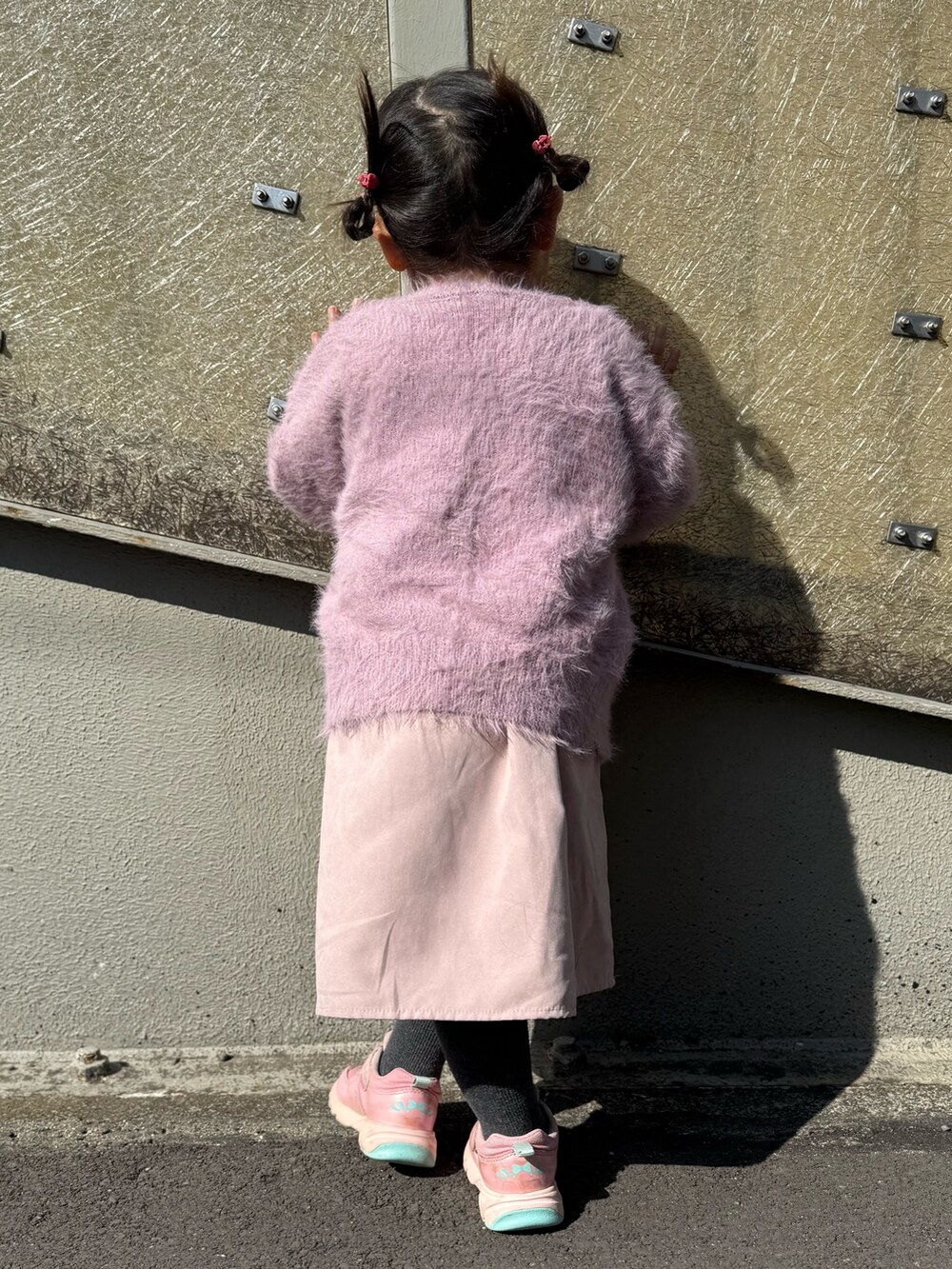 「プチプラ、今日のコーデ、キッズコーデ、ワンピース、ピンク、カーディガン、春物、春コーデ、シューラルー、シューラルーキッズ、刺繍、女の子、女の子コーデ、ガーリー、ドッキングワンピ」｜「SHOO・LA・RUEの【100-120cm】スカラップ花刺繍ジャンドレ風ワンピ（ワンピース、ピンク系）」を使った、Maaaaachanさん（キッズ・90cm）の春コーディネートの3枚目の写真
