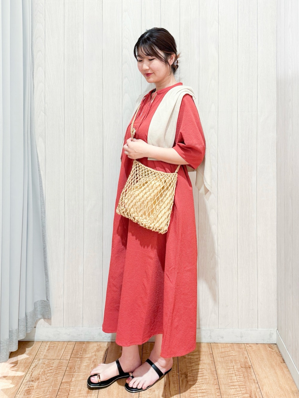 「サンダル、夏コーデ、ショルダーバッグ、プチプラ、大人かわいい、楽チンコーデ、30代ファッション、ワンピース、赤、カーディガン、羽織り、シューラルー、ママファッション、30代コーデ」|「DRESKIPの【洗える】ひんやりさらっと 大人のシアーカーディガン(カーディガン/ボレロ、ベージュ系)」を使った、Maaaaachanさん(骨格ストレート・レディース・165cm)の夏コーディネートの2枚目の写真