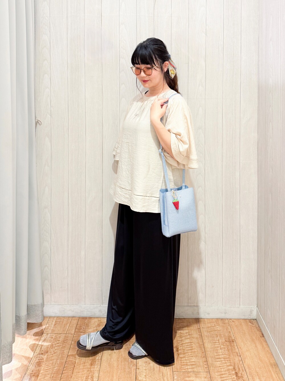 ベージュ系のシャツ/ブラウス、ブラック系のその他パンツ、ブラウン系のサンダルを着用したレディースの夏コーディネートの2枚目の写真