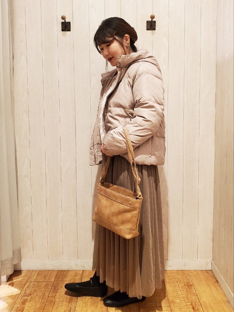 ブラウン系のダウンジャケット/コート、ホワイト系のニット/セーター、ブラウン系のショルダーバッグを着用したレディースの冬コーディネートの2枚目の写真