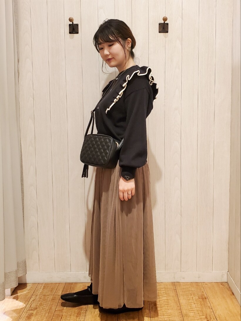 ブラック系のニット/セーター、ブラウン系のスカート、ブラック系のパンプスを着用したレディースの冬コーディネートの2枚目の写真