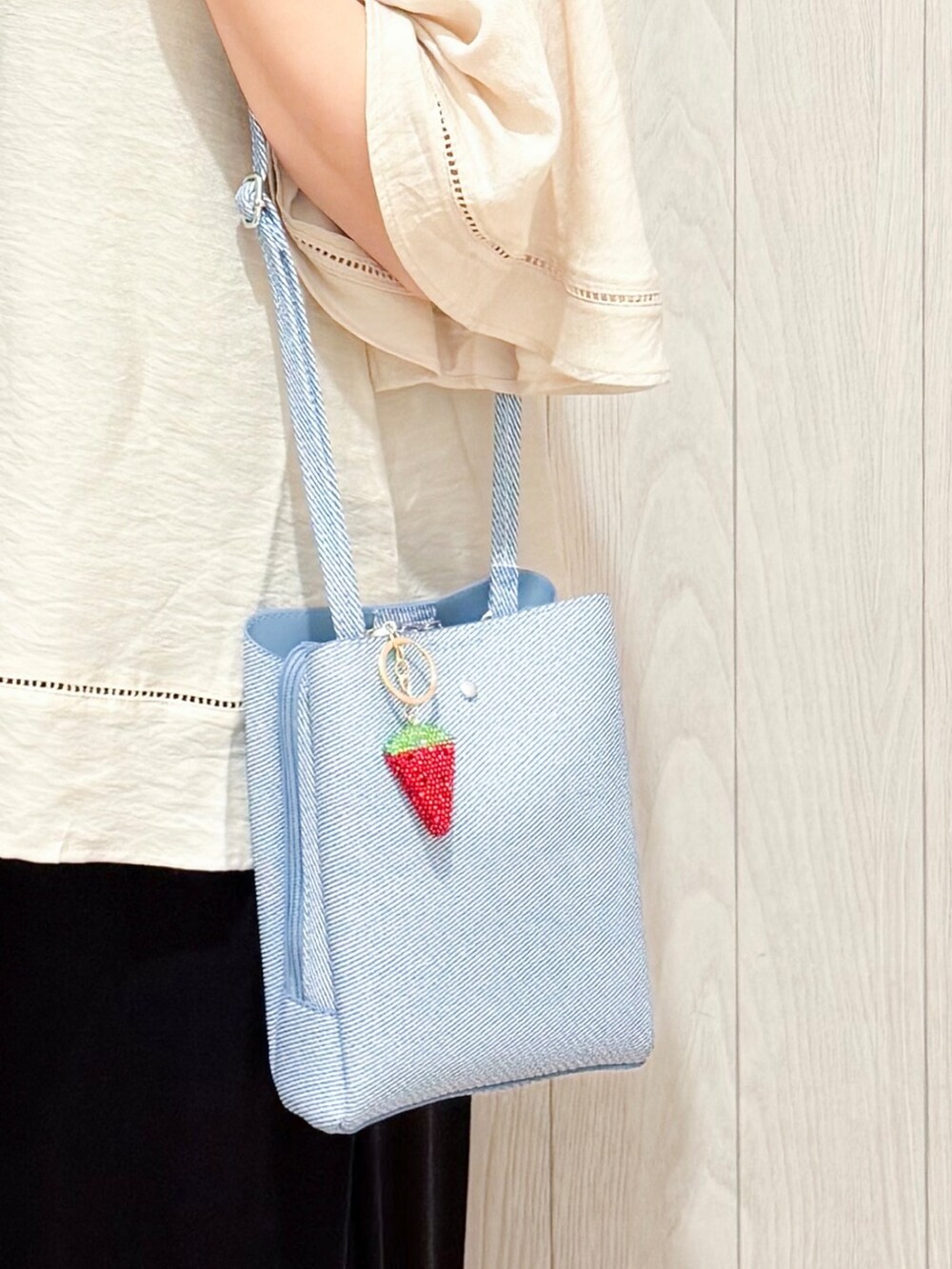 ベージュ系のシャツ/ブラウス、ブラック系のその他パンツ、ブラウン系のサンダルを着用したレディースの夏コーディネートの5枚目の写真