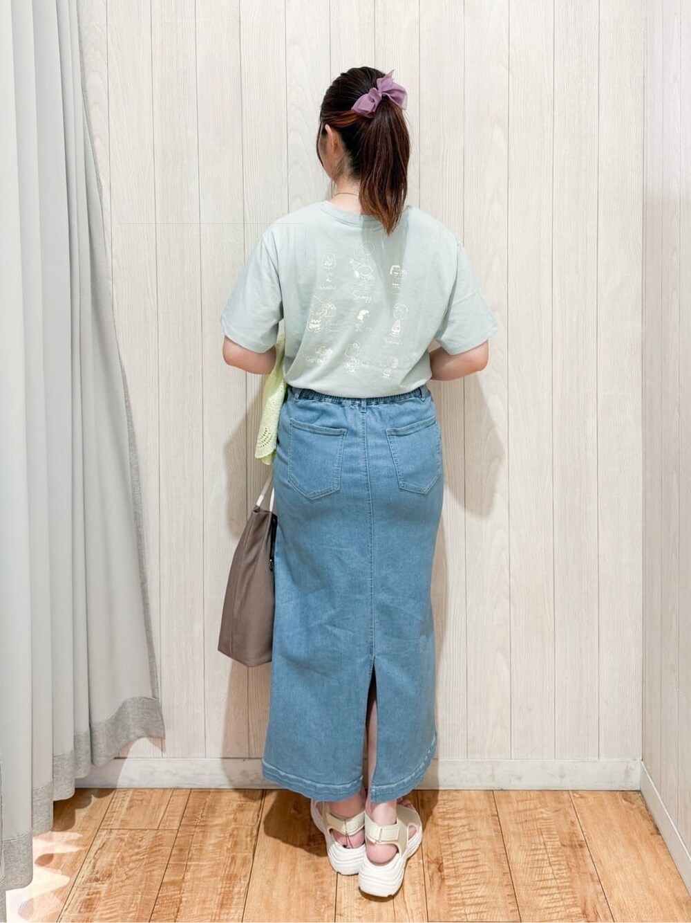 イエロー系のシャツ/ブラウス、グリーン系のTシャツ/カットソー、ブルー系のデニムスカートを着用したレディースの夏コーディネートの6枚目の写真