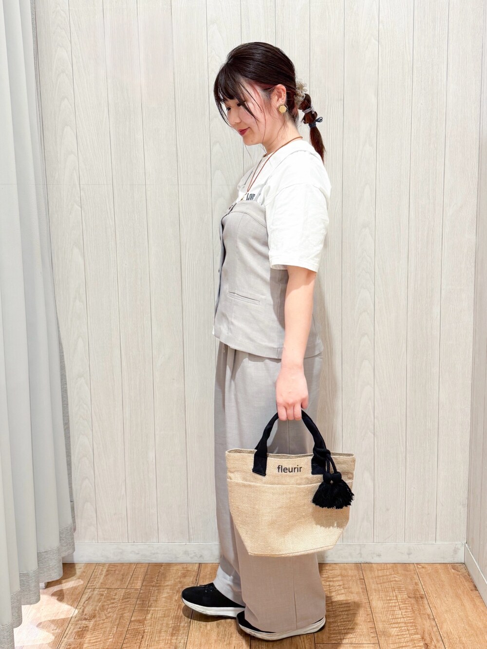 ベージュ系のベスト、ベージュ系のその他パンツ、ホワイト系のTシャツ/カットソーを着用したレディースの春コーディネートの2枚目の写真