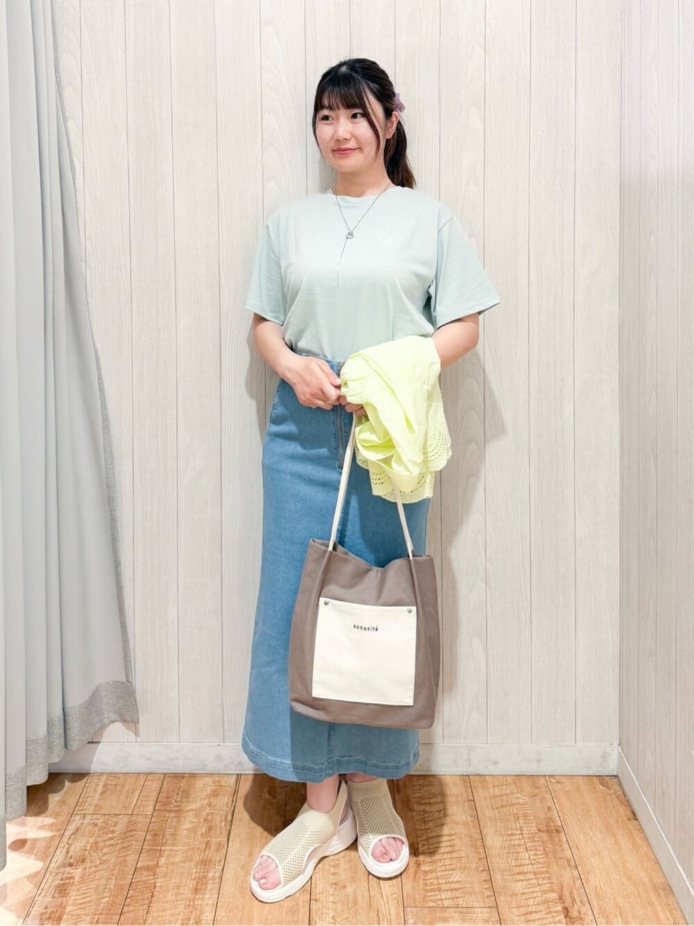 イエロー系のシャツ/ブラウス、グリーン系のTシャツ/カットソー、ブルー系のデニムスカートを着用したレディースの夏コーディネートの4枚目の写真