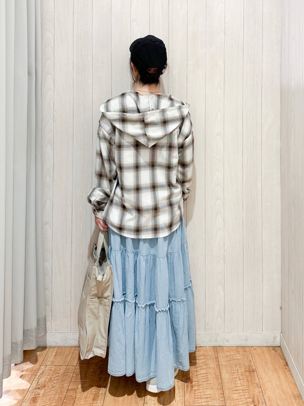 ホワイト系のシャツ/ブラウス、ブラウン系のスウェット、ブルー系のデニムスカートを着用したレディースの春コーディネートの3枚目の写真