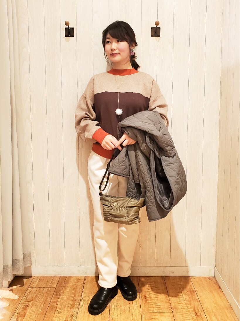 グレー系のその他アウター、ブラウン系のショルダーバッグ、ベージュ系のニット/セーターを着用したレディースの冬コーディネートの4枚目の写真