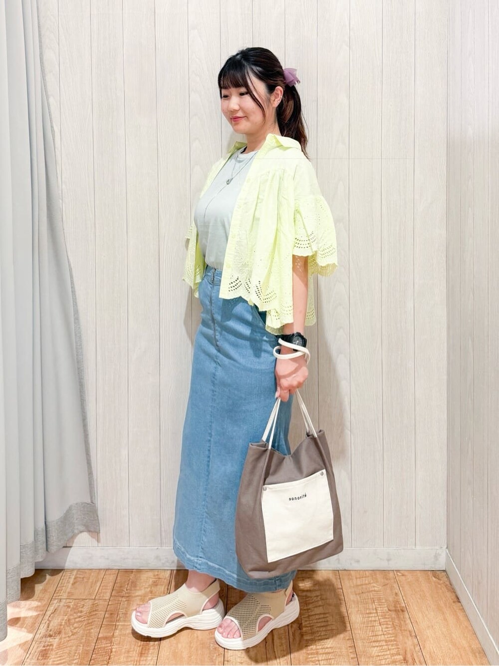 イエロー系のシャツ/ブラウス、グリーン系のTシャツ/カットソー、ブルー系のデニムスカートを着用したレディースの夏コーディネートの2枚目の写真
