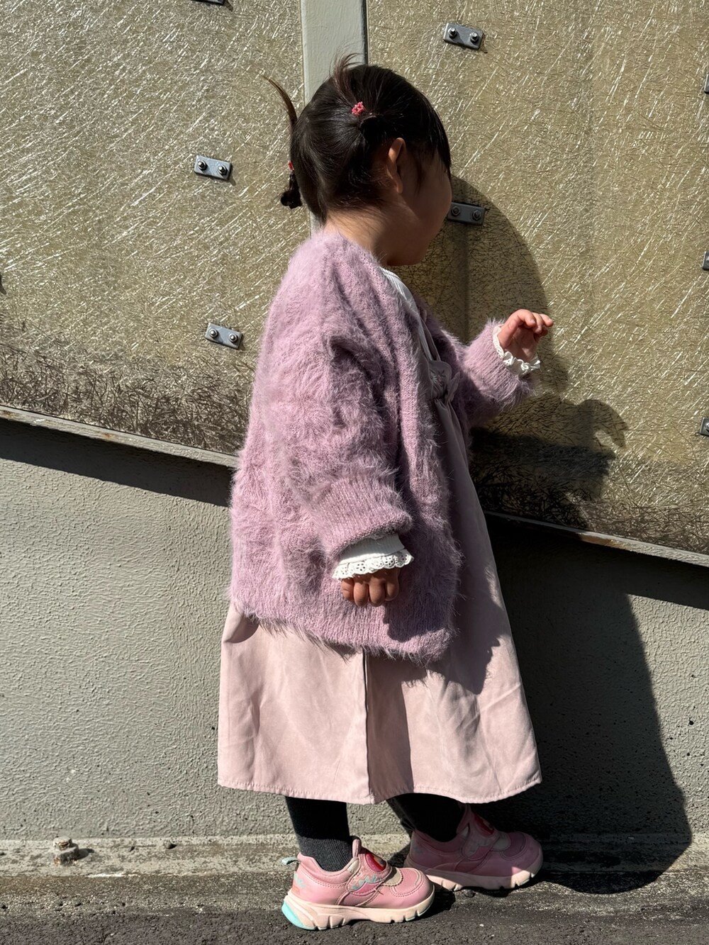 「プチプラ、今日のコーデ、キッズコーデ、ワンピース、ピンク、カーディガン、春物、春コーデ、シューラルー、シューラルーキッズ、刺繍、女の子、女の子コーデ、ガーリー、ドッキングワンピ」｜「SHOO・LA・RUEの【100-120cm】スカラップ花刺繍ジャンドレ風ワンピ（ワンピース、ピンク系）」を使った、Maaaaachanさん（キッズ・90cm）の春コーディネートの2枚目の写真