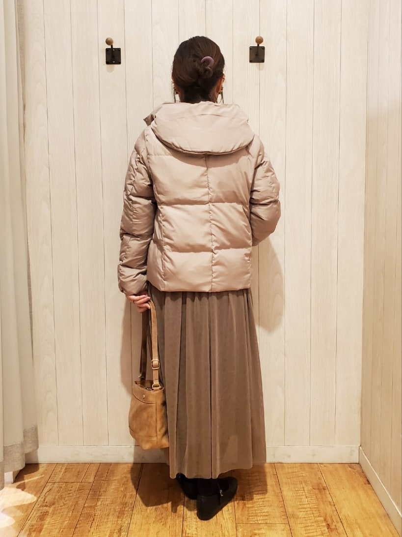 ブラウン系のダウンジャケット/コート、ホワイト系のニット/セーター、ブラウン系のショルダーバッグを着用したレディースの冬コーディネートの3枚目の写真